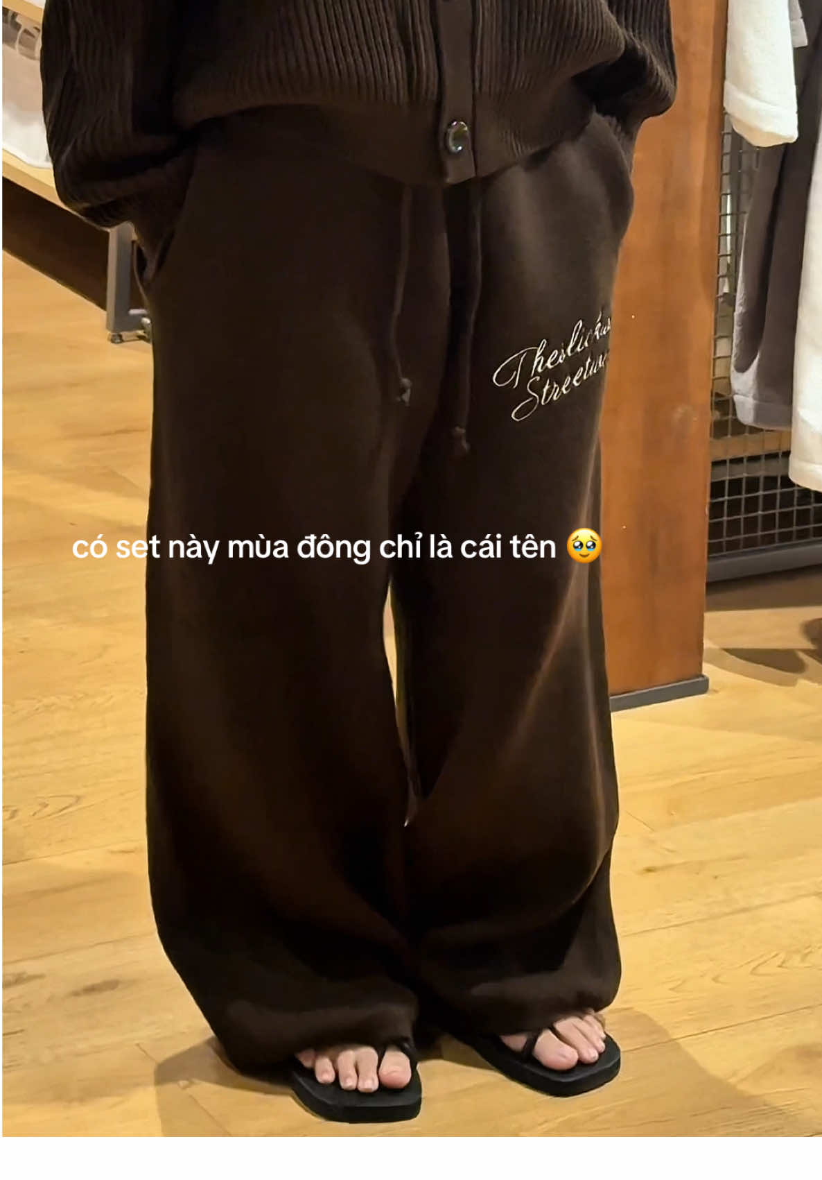 ấm thì thôi nhé luôn 😱  #fyp #xuhuong #outfits #goclamdep #quanlen 