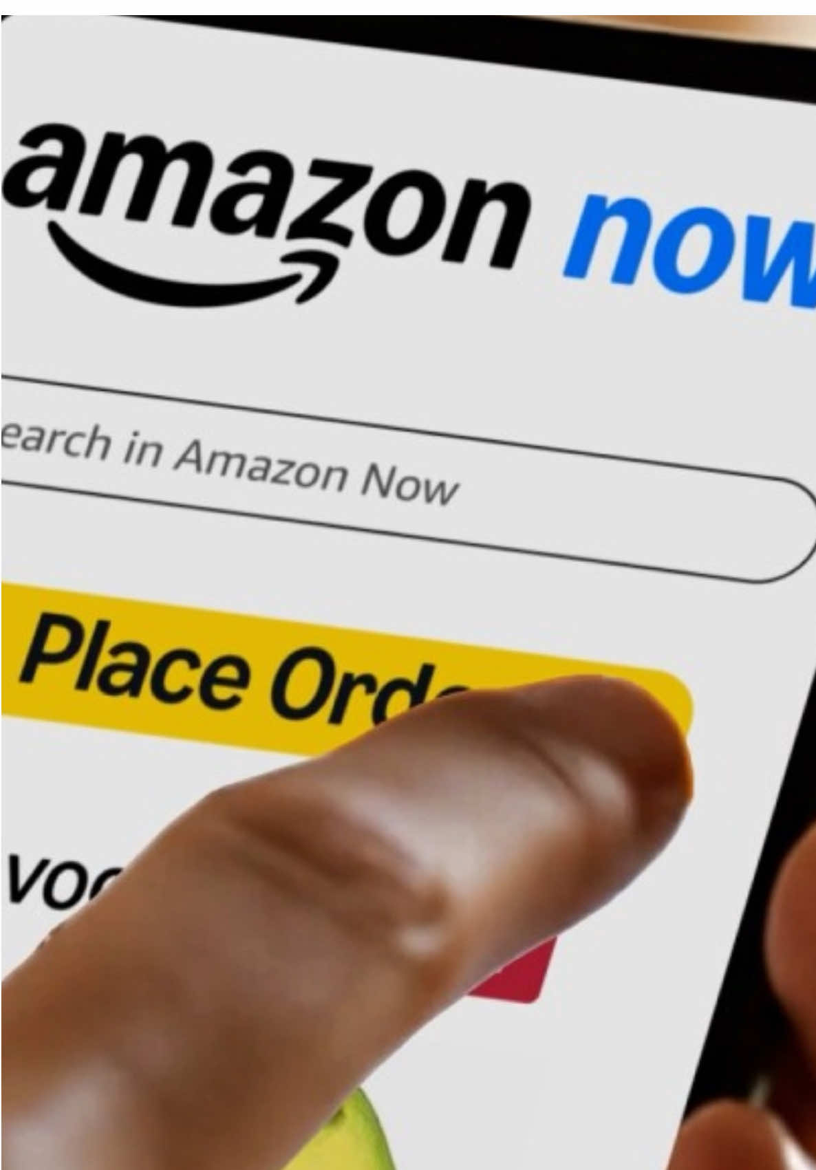 🚨 AMAZON ARRANCA PRUEBA SECRETA DE ENTREGAS ULTRA-RÁPIDAS 🚨 Amazon está probando en Seattle un nuevo modelo de entregas casi instantáneas, usando un formato que combina dark store, micro-almacén y un flujo optimizado para Amazon Flex. 🔥 ¿Cómo funciona? 	•	Amazon está convirtiendo un antiguo local de Amazon Fresh Pickup en Ballard en un centro de despacho rápido. 	•	No es una tienda normal: nadie entra. 	•	Los empleados preparan los pedidos dentro del edificio, los colocan en estanterías especiales y… 	•	Los conductores de Amazon Flex pasan, recogen en segundos y salen a entregar. ⚡ ¿El objetivo? Reducir el tiempo entre “click → puerta” a minutos, no horas. #amazon #amazonflex #amazonnow #amazondriver #delivery 