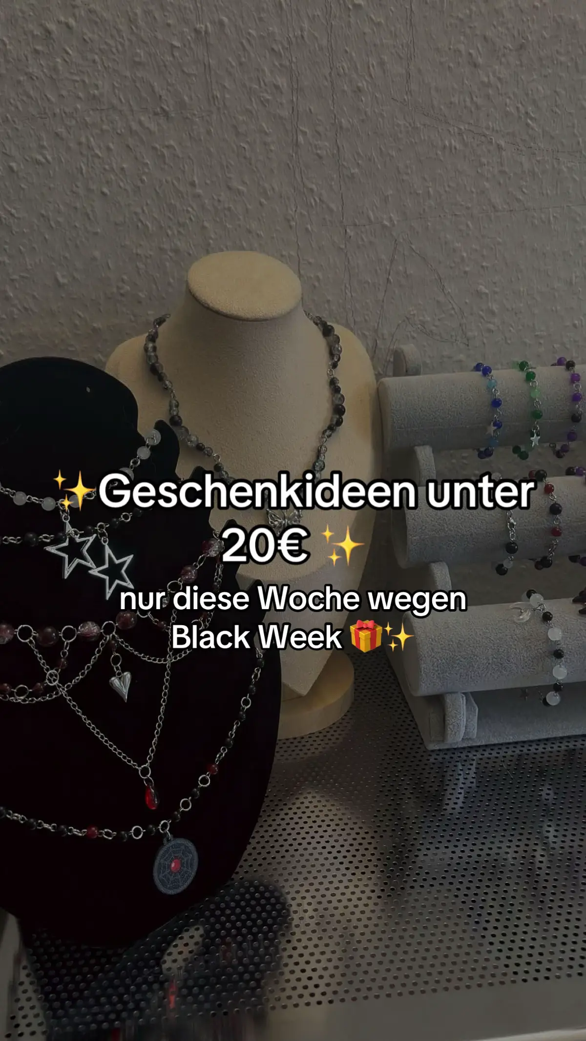 Wenn du dieses Jahr etwas Persönliches verschenken willst: Mein handgemachter Schmuck ist gerade 10% günstiger dank der Black Week. Ab 25€ sogar dazu noch Versandkostenfrei 🤩🫶🏼  #blackweek #giftideas #geschenkideen #handmadejewelry #fyp 