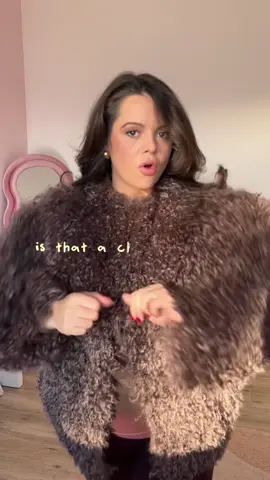 is that a chicken ????? pour ceux qui ont la réf 🐓 Dites moi si je garde ou pas cette fausse fourrure Zara effet mouton / poule : vous en pensez quoi ? Vision ou pas ? 🐑🐤 #zara #fur #fyp #haul #winterfashion 