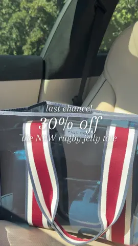 this is your sign to snag the NEWEST rugby jelly tote at only $56 with code EVERYTHING30 on our website! 💙 grab them before they sell out! #jellytote #falltote #jellybag #navyblue #casemate #viralbag #rugbytrend #everydaybag #worktote #workbag