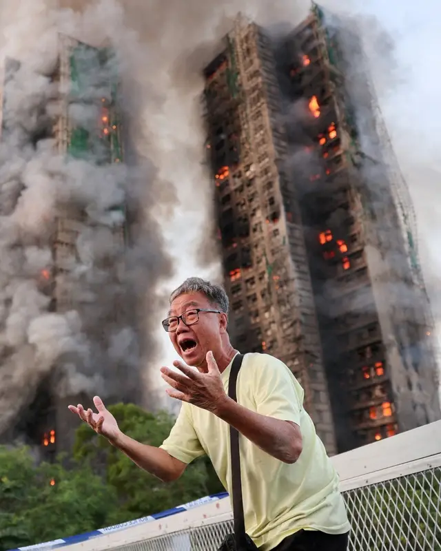 🔴 Varias personas murieron y un número indeterminado han quedado atrapadas tras un enorme incendio que envolvió varias torres de gran altura de un complejo residencial en el distrito norteño de Tai Po, en #HongKong, según informaron el Gobierno y el Departamento de Bomberos.  Los bomberos lucharon contra las llamas, con un espeso humo negro saliendo de las torres de 31 pisos. Los registros indican que el complejo de viviendas constaba de ocho bloques con casi 2,000 apartamentos. Las autoridades registran más de una docena de heridos y al menos 13 víctimas mortales.