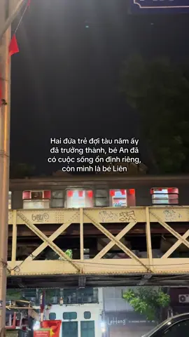 Hai đứa trẻ ngày ấy vẫn luôn nhớ về phố thị, nơi chúng được uống những thứ nước xanh đỏ 🍵🍷 #hanoi 