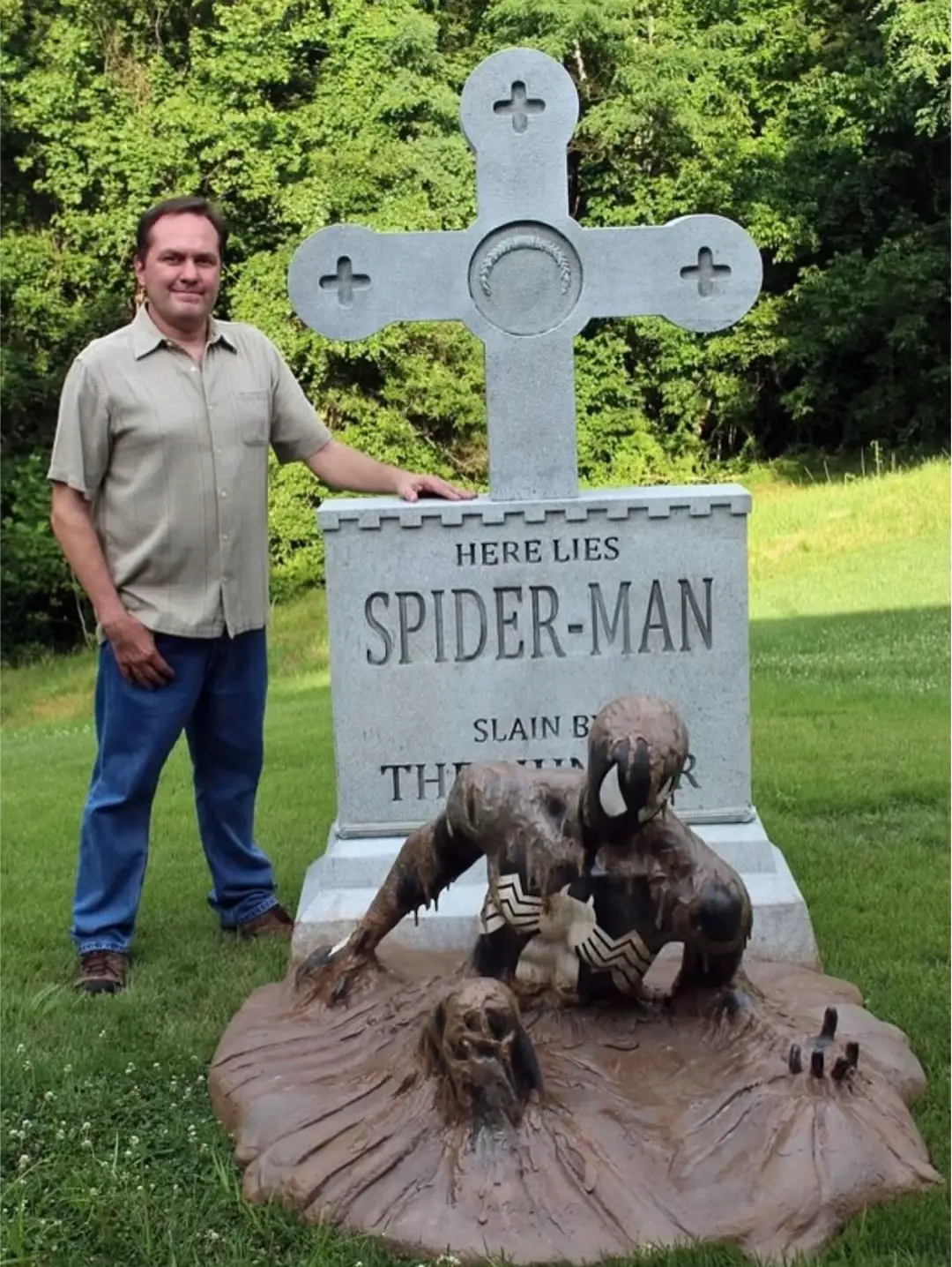 Richard Riley and his Web of Spider-Man #32 sculpture