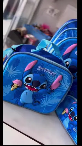 ✨ Kit Mochila Stitch 3D Escolar | Feminina e Masculina | Com Lancheira Térmica + Estojo 💙🌟🦋 O kit mais encantador da volta às aulas! A Mochila Stitch 3D traz o personagem em alto-relevo, super fofinho e vibrante, conquistando crianças de todas as idades. Perfeita para escola, passeios e rotina diária. 🌟 O que vem no kit: 	•	🎒 Mochila 3D do Stitch – design em alto-relevo, cores vivas e material resistente 	•	🍱 Lancheira térmica – mantém os alimentos fresquinhos por mais tempo 	•	✏️ Estojo combinando, super prático para organizar lápis e canetinhas 💙 Por que as crianças amam: 	•	Visual incrível em 3D, super divertido 	•	Leve, confortável e fácil de carregar 	•	Espaço interno ideal para livros, cadernos e materiais 	•	Qualidade e durabilidade para o dia a dia ID: CDB-NXS-UQZ Perfeito para meninas e meninos que amam o Stitch! #MochilaStitch #KitEscolar #LancheiraTérmica #Estojo #VoltaÀsAulas   