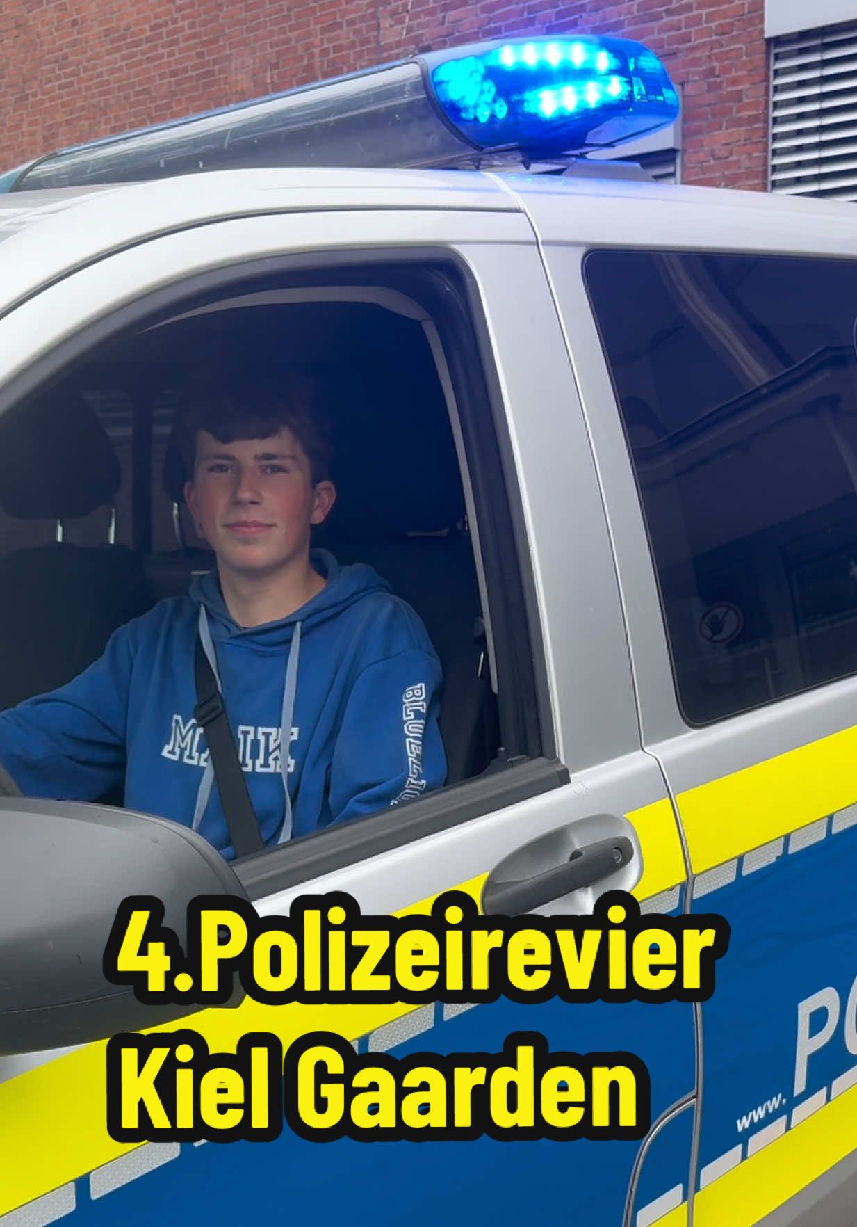 Diese Aufnahme hat die Polizei selbst gemacht, während ich im Streifenwagen sitzen durfte 🚔✨ Ein Moment, den man nicht jeden Tag erlebt – und der zeigt, wie viel Vertrauen und Offenheit zwischen dem 4. Polizeirevier Kiel-Gaarden und mir besteht. Für mich war es etwas ganz Besonderes, einmal aus dieser Perspektive zu sehen, wie viel Verantwortung, Konzentration und Engagement hinter dem Blaulicht steckt. 💙🙏 Solche Einblicke bekommt man nur, wenn man respektvoll miteinander umgeht und die Arbeit der Einsatzkräfte wirklich wertschätzt. Ich bin dankbar für die Möglichkeit, diesen Moment festhalten zu dürfen – und dankbar für das Team, das mir diesen Einblick ermöglicht hat. Bluelight Kiel steht weiterhin für echte, respektvolle Blaulichtmomente – gemeinsam, transparent und mit viel Herz. 🎥💫 ⸻ 🔖 Hashtags #4Polizeirevier #KielGaarden #BluelightKiel #BlaulichtMomente #PolizeiSH @Maik_24114 