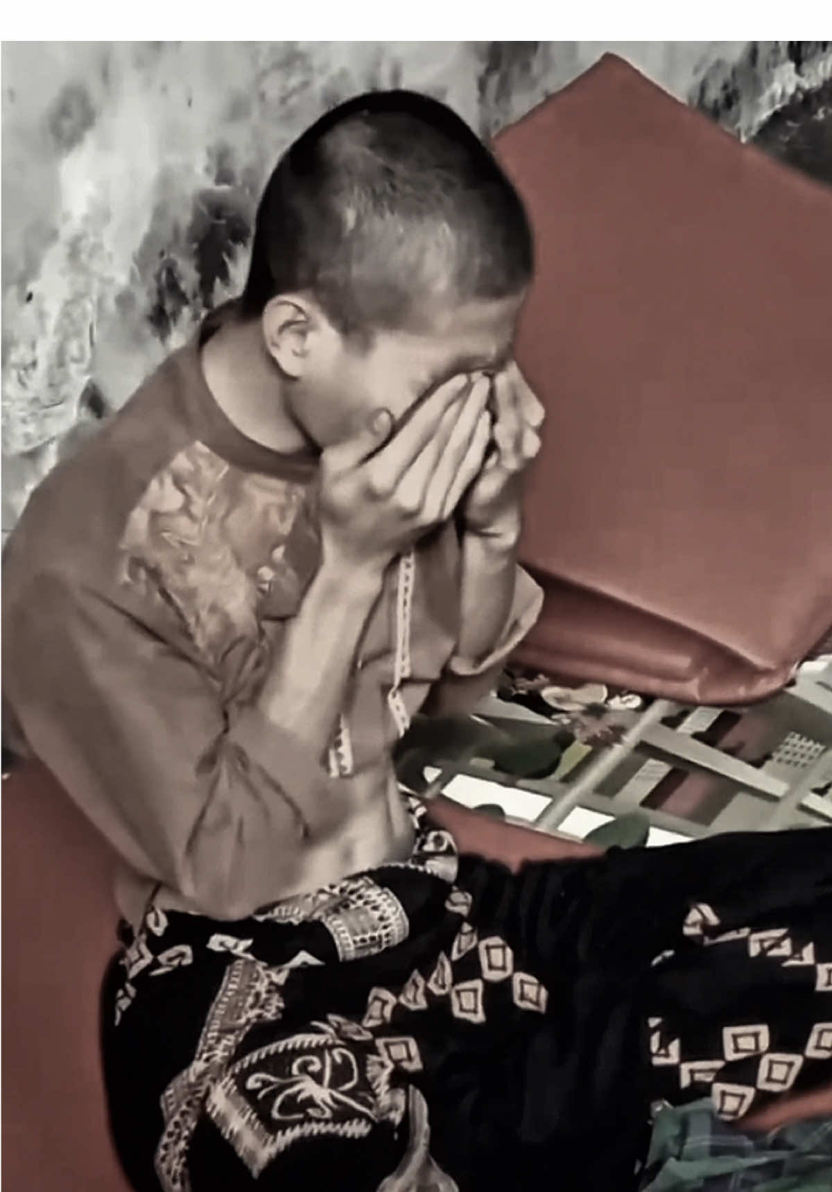 Dan pada akhirnya, setiap jiwa berlabuh di ujung jalannya masing-masing, sebuah tempat yang tak bisa didikte oleh cinta manusia, tetapi dikembalikan kepada Sang Pemilik Cinta itu sendiri. Di sanalah perjalanan menemukan maknanya: bukan pada siapa yang menemani, melainkan pada sejauh apa hati mampu menyerah, pasrah, dan tetap berjalan. #threesixty #sampainanti #ngauris #viral #fyp 