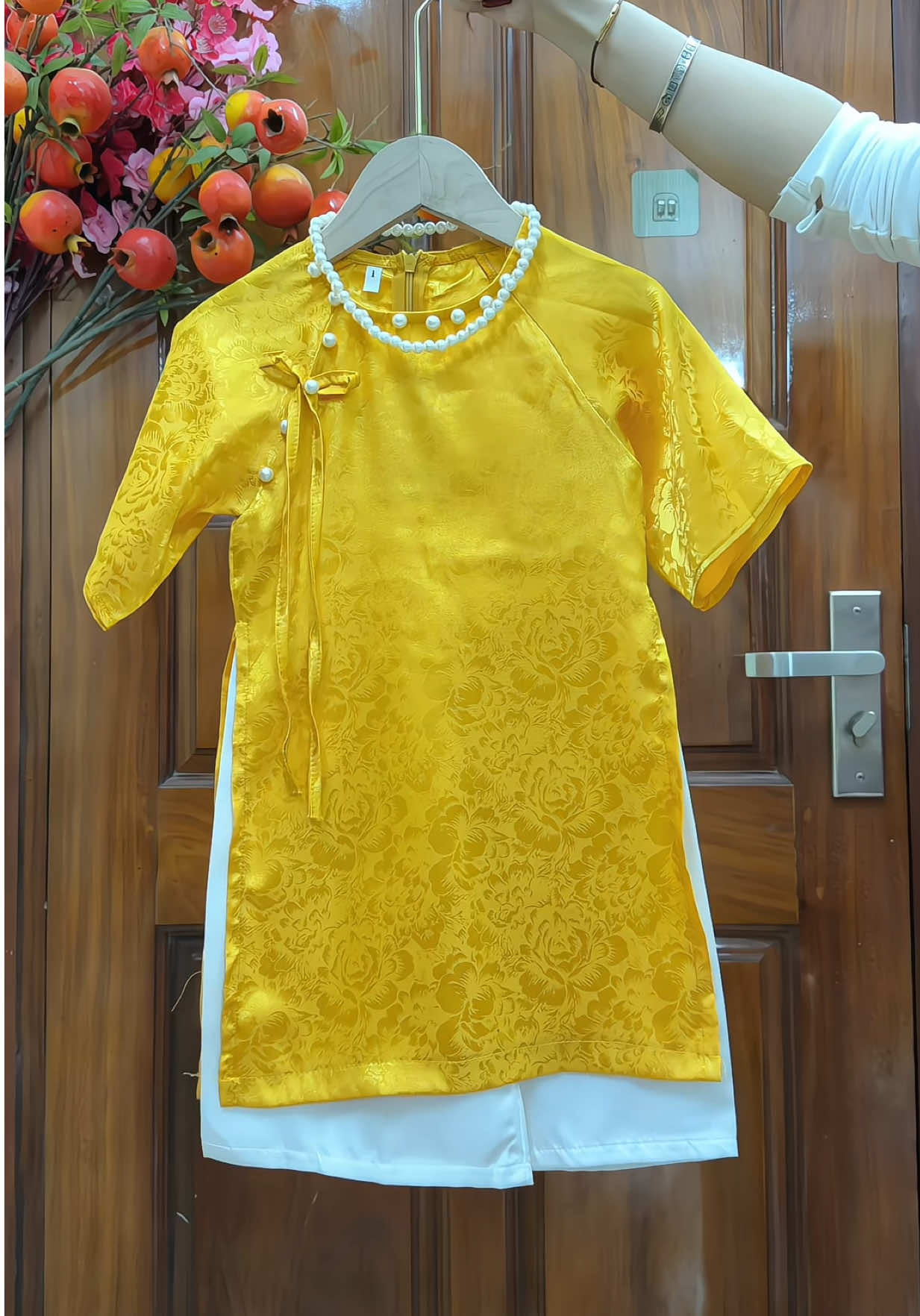 Áo dài cho bé gái #tiemmeken #thoitrangtreem #aodaichobe #aodaibegai #aodaigamchobe 