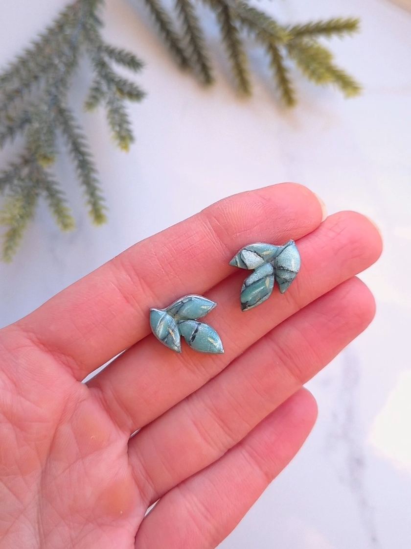 Leaf studs 🌿#polymerclay #handmadeearrings #earrings 