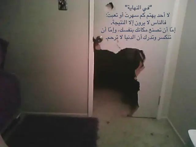 “في النهاية، لا أحد يهتم كم سهرتَ أو تعبتَ؛ فالناس لا يرون إلا النتيجة. إمّا أن تصنع مكانك بنفسك، وإمّا أن تنكسر وتدرك أن الدنيا لا ترحم. #fyppppppppppppppppppppppp #foryoupage #theanh28 #fyp #fyp 