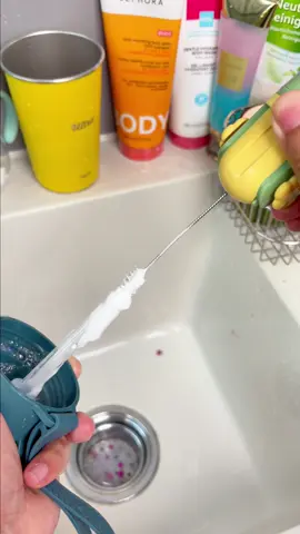 I like my Bottle cleaning brush.❤️💕I can drink clean water everyday.😊#tiktokshopblackfriday #cupbrush#cleaning#bottlebrush #Jake