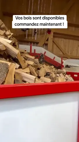 Utiliser un bois de chauffage de qualité, c’est plus qu’un choix… c’est une passion, un respect pour la chaleur vraie, celle qui ne triche pas. 🌲🔥 Chaque bûche bien séchée, bien fendue, raconte une histoire : celle du soin, du temps et du savoir-faire. Un bon bois, c’est une flamme qui s’allume vite, qui chauffe fort et longtemps, sans fumée inutile, sans perte d’énergie. 💨 C’est le plaisir d’un feu qui crépite proprement, d’une chaleur douce et régulière, qui enveloppe la maison comme une étreinte. 🏡❤️ Quand on a goûté à un bois sec, dense et bien préparé, on ne revient plus en arrière. Parce que la qualité, ça se sent, ça se voit, ça se vit… à chaque flambée. 🔥 Le bon bois, c’est l’amour du feu bien fait. Commandez dès aujourd’hui : Pour plus d'informations ou pour une commande veillez nous contacter via Whatsapp +33 7 80 94 15 37 / E-mail : jonathanboischauffage.fr@gmail.com #pourtoiii #pourtoi #disponible #france #francetiktok #viral #viralvideos #boisdechauffagefrance #livraisonbois #boisdechauffage #châtaignier #bois #ganivelle #clôture 