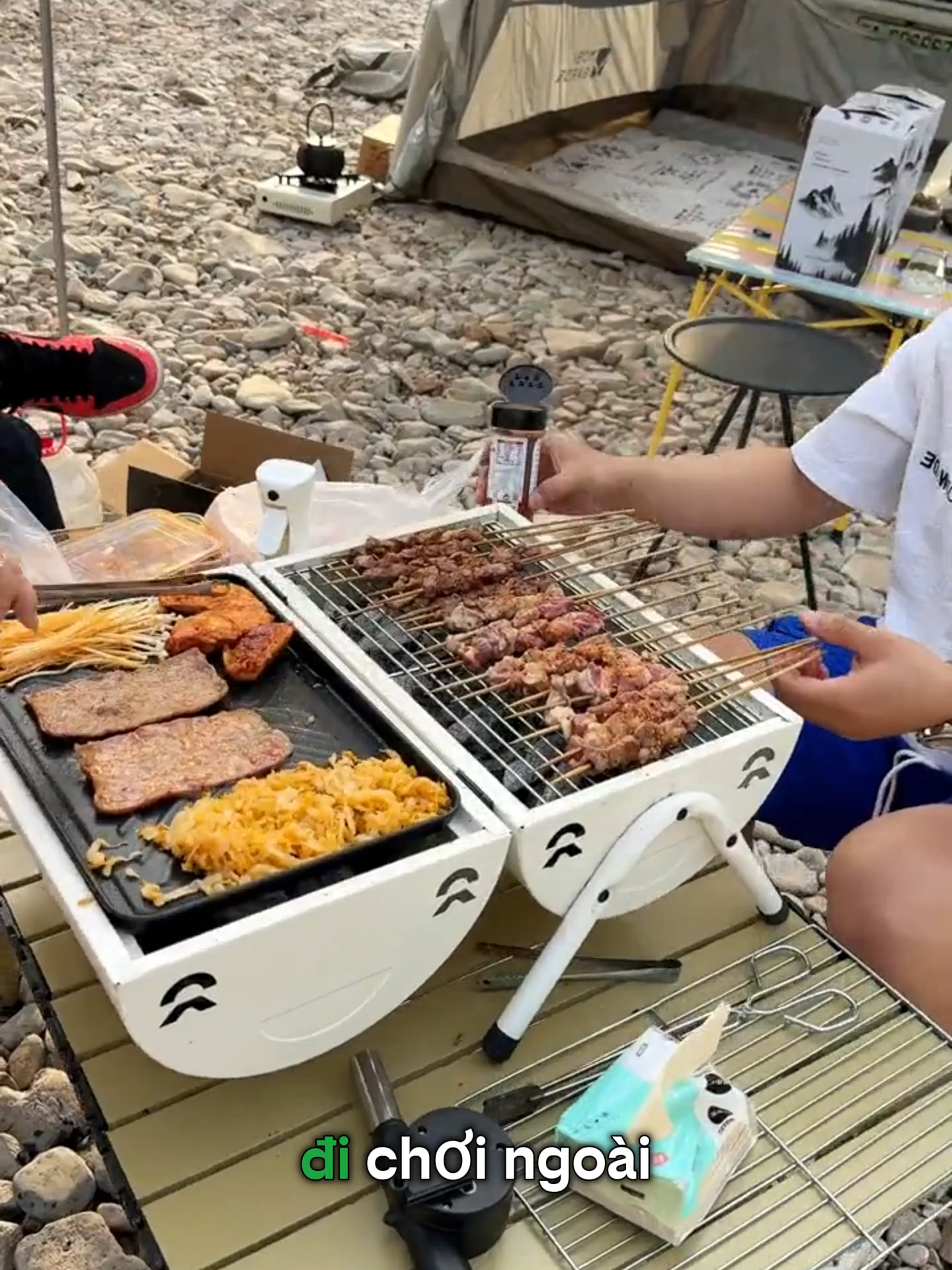 Đi chơi ngoài trời mà có thêm cái bếp nướng than hoa du lịch như này là vui gấp đôi luôn đó mọi người.#bepnuongthit #bepnuongthanhoa