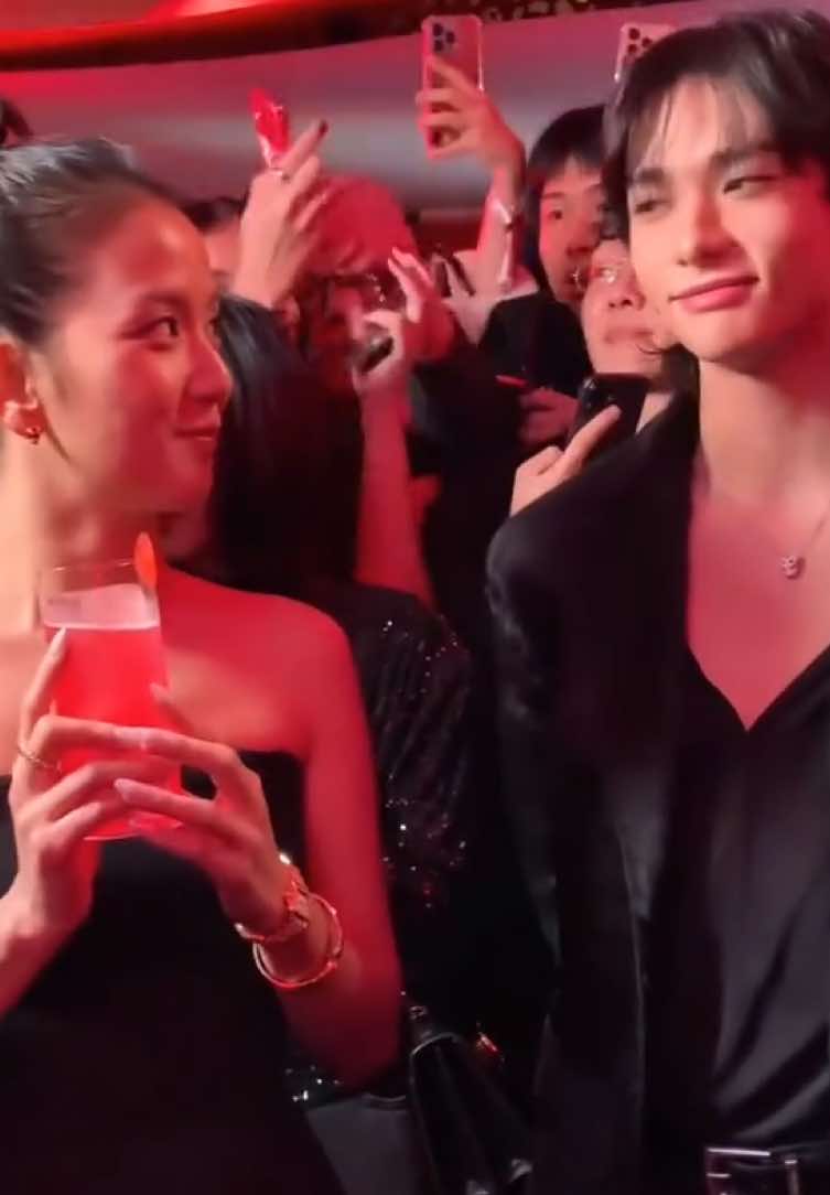 Saling ngelirik tapi malu malu begitu, lucuu bgt 😭😭 #jisoo #hyunjin #jisoo #kimjisoo 