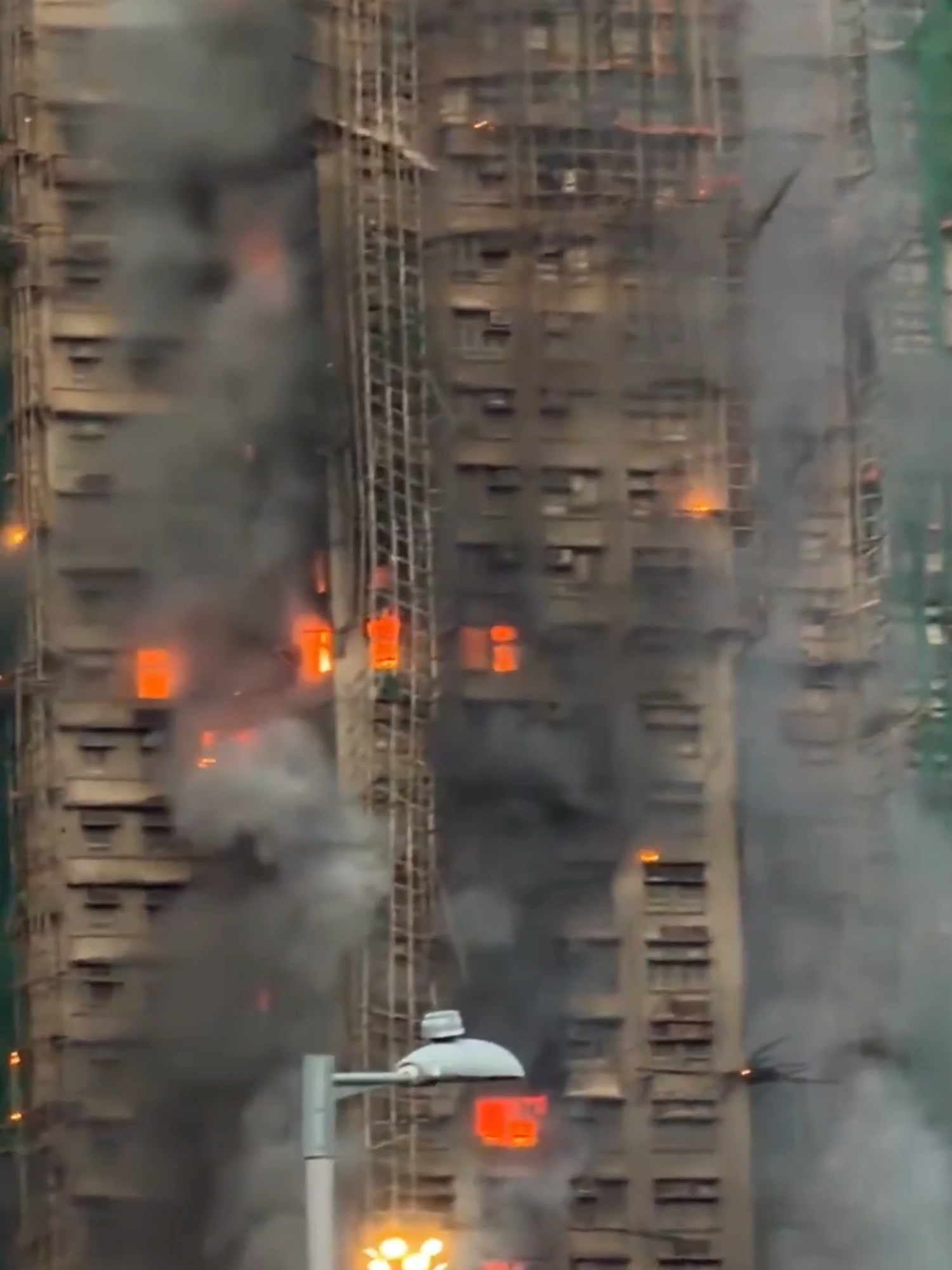 Van 13 personas muertas por un incendio masivo que consumió al menos cuatro torres del complejo residencial Wang Fuk Court, en Tai Po, Hong Kong. #Latinus #InformaciónParaTi