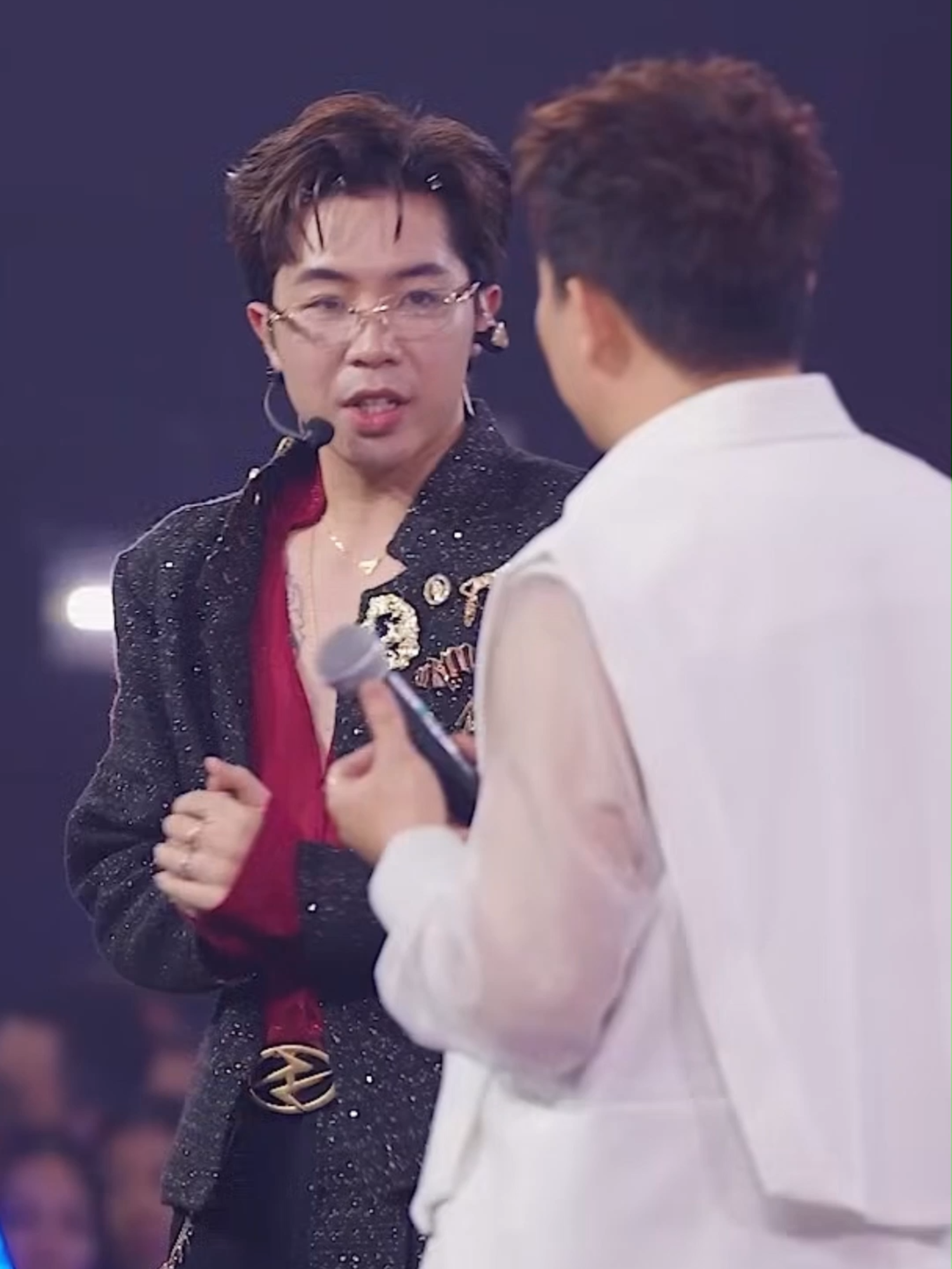 Vòng Chung kết, Mason Nguyễn chọn quay về sự tối giản như ngày đầu với sân khấu Hermosa. Không phông nền, không setup sân khấu cầu kì, chỉ còn âm nhạc, dancer và một Mason trọn vẹn nhất. Dành một lời khen cho sự vận dụng bố cục đầu cuối tương ứng trong văn học để thể hiện suy nghĩ của Mason. Mọi người sẵn sàng chờ đón và ủng hộ Bí Mật Nhỏ - Mason Nguyễn chưa ạaaa Có thể bạn chưa biết:  Cũng là một con người yêu văn học, đặc biệt là văn học Việt Nam, Sea muốn giới thiệu cho mọi người bố cục đầu cuối tương ứng trong hai tác phẩm vô cùng nổi bật mà mọi người đã học qua đó là Hai Đứa Trẻ (Thạch Lam) và Chí Phèo (Nam Cao). Hai đứa trẻ mở đầu và kết thúc đều là khung cảnh phố huyện lúc chiều tối tạo nên sự lặp lại của nhịp sống buồn tẻ, bế tắc. Còn về phần Chí Phèo thì đó là âm thanh của tiếng chửi nhằm nhấn mạnh bi kịch bị cự tuyệt quyền làm người. #MasonNguyen #AnhTraiSayHi #AnhTraiSayHi2025 #Rapperrangtho #BiMatNho