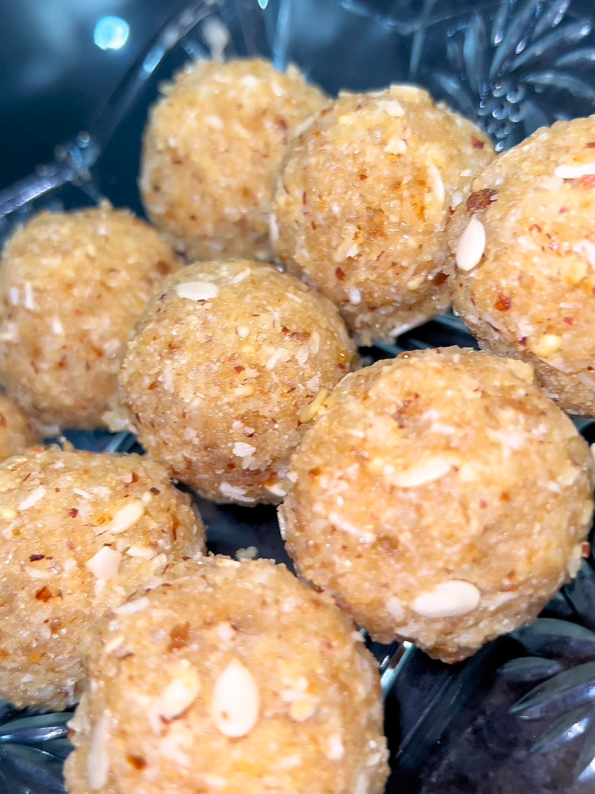 Chalo sooji sy jhat pat walay laddo bnatay hain 🤪🍡#laddo 😺 #guiltfree #suji 