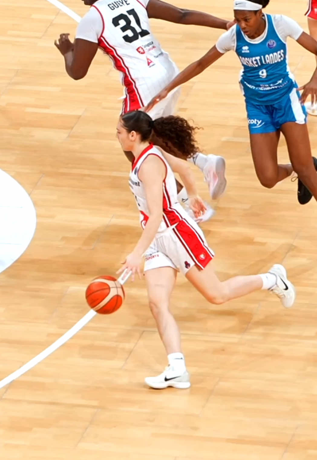 It’s always a good day, when Carla Leite plays. ☀️ #EuroLeagueWomen #carlaleite #casademontzaragoza #bucket #womensbasketball 