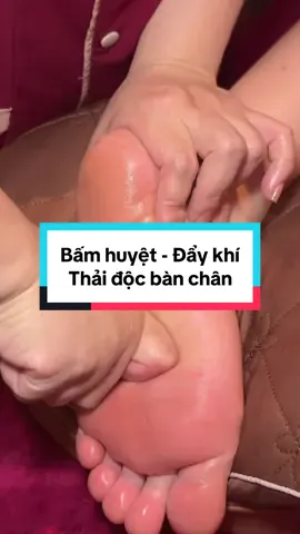 ✨ BẤM MỞ HUYỆT – ĐẨY KHÍ HUYẾT Nâng niu đôi chân – Đả thông từng đường kinh lạc ✨ Đôi chân mỗi ngày phải gánh cả cơ thể, bước qua biết bao áp lực và mỏi mệt. Vậy mà đôi khi chúng ta lại quên mất rằng… bàn chân cũng cần được nghỉ ngơi và chăm sóc như chính tâm hồn mình. Với kỹ thuật bấm mở huyệt – đẩy khí huyết, từng điểm tắc nghẽn dưới gan bàn chân được nhẹ nhàng khai thông. Mỗi thao tác day – ấn – miết giúp khí huyết lưu thông tốt hơn, thúc đẩy tuần hoàn máu, đào thải độc tố và mang lại cảm giác ấm áp – nhẹ bẫng – dễ chịu lan tỏa khắp cơ thể. 🌿 Đôi chân khoẻ – hành trình sống cũng trở nên nhẹ nhàng hơn. Hãy yêu và chăm sóc đôi chân, để chúng đưa bạn đến mọi nơi bạn muốn. @MỘC AN SPA 2/155 CẦU GIẤY – Chạm là thấy dịu dàng. 📍 Số 2 ngõ 155 Cầu Giấy, Hà Nội 📞 09.414.93.999 #mocanspacaugiay #massagechan #massagetrilieu #dưỡng_sinh_đông_y #spaduongsinh 