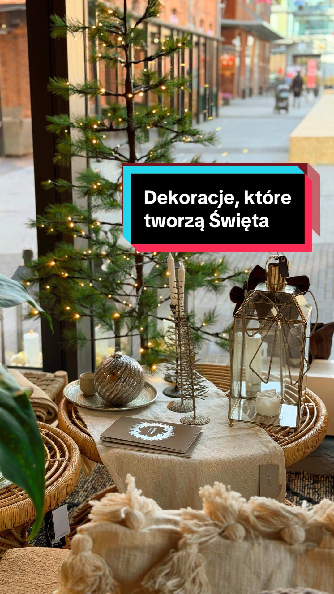 Zainspiruj się kopenhaskim klimatem! ✨ W 📍 MoreMadam znajdziesz dekoracje, które podkreślą charakter Twojego domu i stworzą niezapomnianą, świąteczną atmosferę. 🎄 Zapraszamy na zakupy od poniedziałku do soboty w godz. 12:00-20:00. #warszawa #święta #wnętrza 