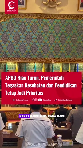 APBD Riau Turun, Pemerintah Tegaskan Kesehatan dan Pendidikan Tetap Jadi Prioritas PEKANBARU (CAKAPLAH) – DPRD Provinsi Riau menggelar rapat paripurna pada Rabu (26/11/2025) dengan agenda penyampaian Nota Pengantar Keuangan Rancangan Peraturan Daerah (Ranperda) tentang APBD Provinsi Riau Tahun Anggaran 2026.  Rapat dipimpin langsung oleh Ketua DPRD Provinsi Riau beserta jajaran pimpinan dewan, serta dihadiri Pelaksana Tugas (Plt) Gubernur Riau SF Hariyanto dan perwakilan organisasi perangkat daerah terkait. Dalam penyampaiannya, Plt Gubernur Riau SF Hariyanto mengungkapkan bahwa nota pengantar APBD telah resmi diserahkan kepada DPRD dan akan segera diproses sesuai mekanisme yang berlaku. “Alhamdulillah kita sudah hantar nota kesepakatannya tadi untuk segera diproses. Alhamdulillah tadi sudah kita hantarkan dan besarnya 8.3, memang mengalami penurunan. Itu adalah kondisi sekarang,” ujar SF Hariyanto. Menurutnya, meski terjadi penurunan nilai APBD, pemerintah provinsi tetap berkomitmen untuk bekerja maksimal dengan strategi penyesuaian dan penetapan skala prioritas. “Walaupun ada penurunan, kita tetap kerja semangat semua. Strategi kita sekarang terhadap penurunan transfernya. Kita sudah mengkondisikan terhadap keinginan-keinginan bersekala prioritas, apa-apa dengan kemampuan keuangan kita yang ada sampai kita tetap bisa bekerja, berjalan,” terangnya. SF Hariyanto juga menegaskan bahwa sektor kesehatan dan pendidikan tetap menjadi prioritas utama dalam alokasi anggaran pemerintah provinsi.  Ia menjelaskan kebijakan terkait potongan Tambahan Penghasilan Pegawai (TPP) yang sempat menjadi sorotan. “Potongan TPP 30% itu pertama karena kita melebih mandatori. Pendapatannya turun sehingga dia naik ke atas jadi melebih dari mandatori 30%. Kalau itu kita laksanakan, tanggung jawab gubernurnya yang salah. Mau tak mau kalau mempertahankan, harus kita naikkan pendapatannya,” jelasnya. Selain itu, terkait penurunan porsi bagi hasil pajak kendaraan bermotor antara provinsi dan kabupaten/kota, SF Hariyanto menyebut hal tersebut tidak akan membebani masyarakat. “Dulu 30-70, sekarang 40-60. Jadi terjadi pengurangan yang sangat besar. Untuk masyarakat apakah akan diberatkan? Oh tidak ada pengaruh ke masyarakat, tetap sama. Tapi kita membuat program yang betul-betul skala prioritas,” pungkasnya.