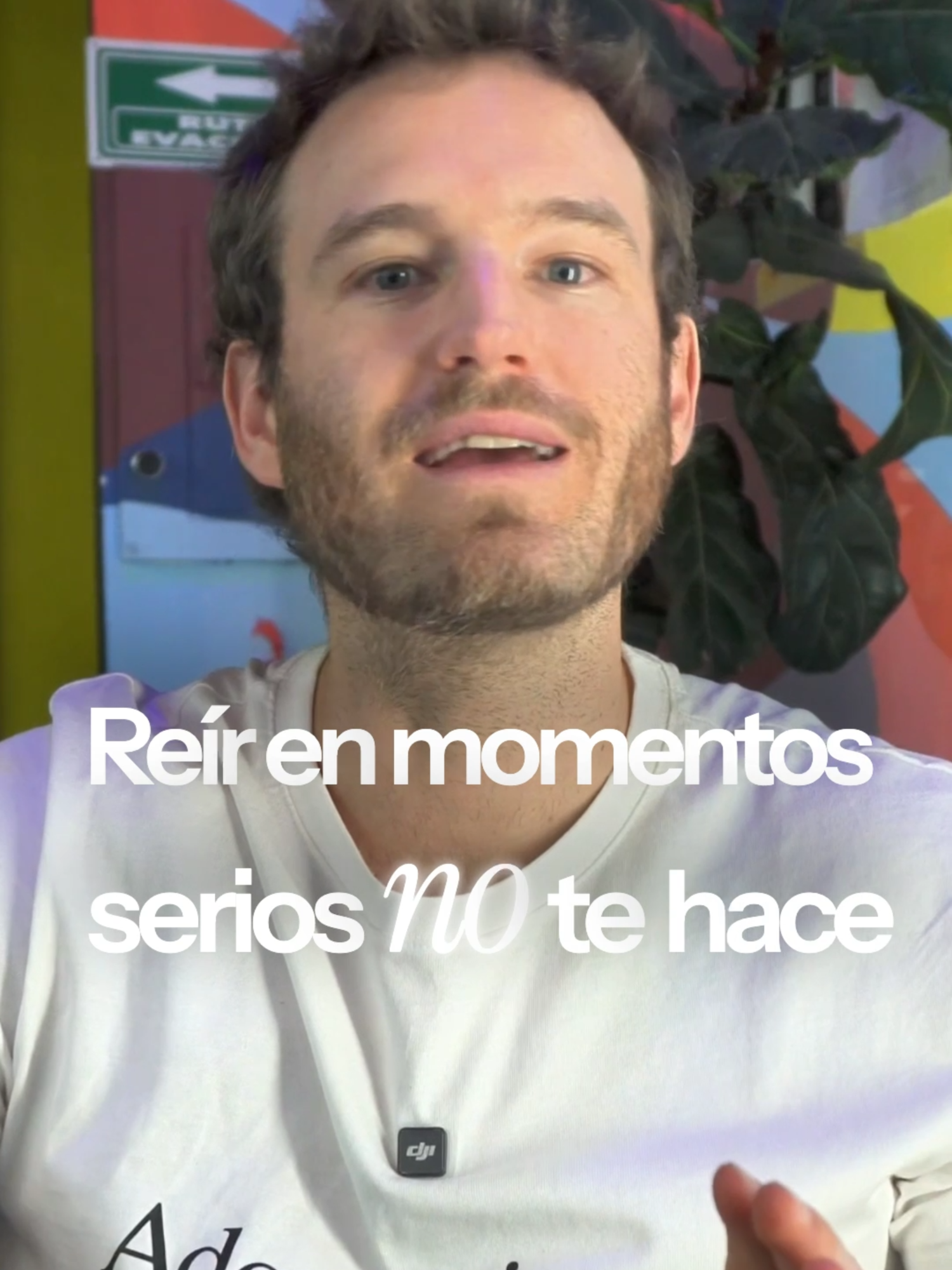 Reír en momentos serios no te hace insensible. La psicología lo llama afecto incongruente. No siempre es burla, inmadurez o falta de empatía. A veces es la forma en que la mente se protege cuando algo es tan intenso que no sabe cómo procesarlo. Reír no siempre significa que no te importa. A veces significa que te importa demasiado y tu sistema emocional no encuentra otra salida. 🧠💬 👉 Si te sirve este tipo de contenido, sígueme. Hay mucho más @marianoporter #marianoporter #psicologia #inteligenciaemocional #mentesana #emociones #comportamiento #conexionhumana #reflexion #mindset #crecimientopersonal#mindset #paratiiiiiiiiiiiiiiiiiiiiiiiiiiiiiii #CrecimientoReal #MarketingDeValor #MentalidadGanadora #psicologia #marianoporter #EscalaConSentido