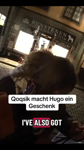 Hugo bekommt ein Geschenk von Qoqsik #letshugo #qoqsik #twitchdeutschland #fyp 
