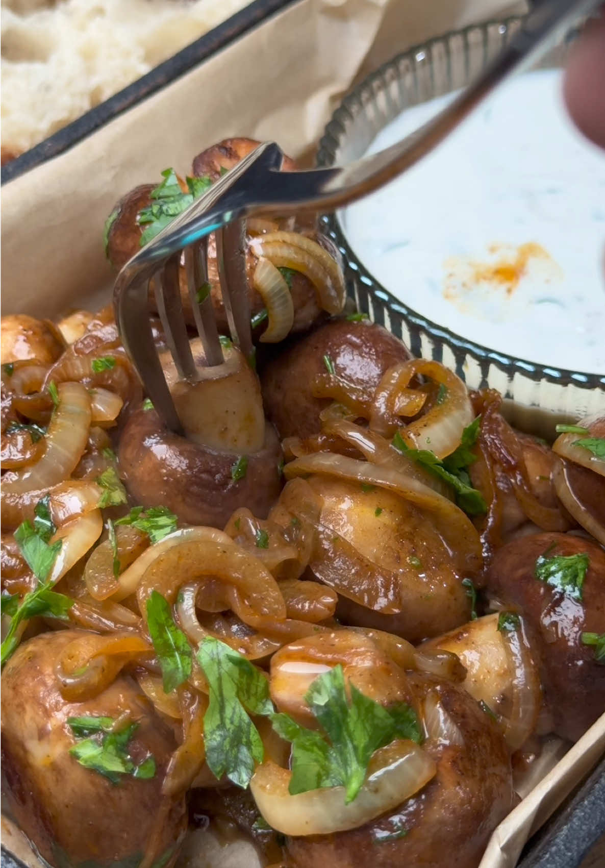 Champignons wie vom Weihnachtsmarkt ⭐️🎄 Zutaten: 500 g Champignons  2 EL Butter 1 Zwiebel  Salz,Pfeffer,Paprikapulver  Etwas Petersilie  Für die Soße: 100 g Creme Fraiche oder Schmand 1 El Mayonnaise  2 Knoblauchzehe Salz,Pfeffer Etwas Petersilie oder Dill 🇹🇷Malzemeler: 500 g mantar 2 yemek kaşığı tereyağı 1 âdet soğan  Tuz, karabiber, kırmızı toz biber Biraz maydanoz Sos için: 100 g crème fraîche veya süzme yoğurt  1 yemek kaşığı mayonez 2 diş sarımsak Tuz, karabiber Biraz maydanoz veya dereotu #weihnachtsmarkt#champignon#food#viral#fy