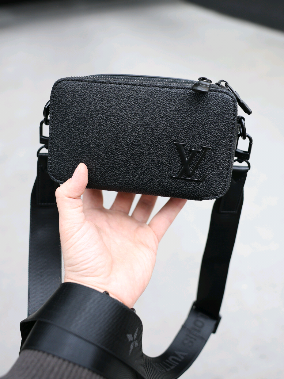 НОВИНКА 🔥 Чоловіча сумка Louis Vuitton Multiple Wearable Wallet Black  💰 Ціна: 3800 грн ▫️Розмір: 17.5 х 10.5 х 7 см ▫️Матеріал: Шкіра ‼️Кого цікавить пишіть в особисті повідомлення ✍️  77260 #сумка #сумкаукраїна #чоловічасумка #мужскаясумка #шкірянасумка 