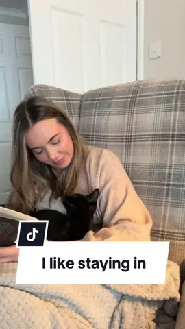 I like staying in 🧸🧺  All the cosy vibes please!  #BookTok #bookish #stayingin #introvert #PetsOfTikTok 
