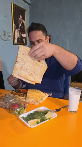 Bugün Canım Tavuk Kanat Yemek İstedi , 1KG Tavuk Kanat Sipariş Ettim , 550 TL Ücret Ödedim , Karnım Çok Açtı Ürünleri Tartmadan Direkt Tükettim , Ekmekleri Kanatla Yağlayın Diye Not Düşmüştüm Ama Aşırı Yağlanmıştı Ayçiçek Yağı Olabilir , Sipariş Notlarına Uyulmamış , Onun Harici Olarak Kebap Güzeldi Sorun Yaşamadım , Salatalar Tazeydi Ancak Zeytinyağı Baharat Yada Nar Eşkisi Yoktu , Aslında Genele Hitap Etmek İçin Mantıklı Ama Bence Müşteri Belirtmediği Sürece Salata Baharatlı ve Zeytinyağlı Olmalı Diye Düşünüyorum . Yıldızoğlu Kebaptan Sipariş Verdim .  Peki Siz Bu Yemekleri Denemek İstermiydiniz ? Yorumlarda Buluşalım ❤️ Ücretsiz #reklam #asmr #food #restaurants #yemek #adanakebap#yemektarifleri #sokaklezzetleri #döner #fityemek #restaurant #reels #keşfetteyizzz #memes #funny #neredeyemekyenir #adana #adana01 #diyetgünlüğü #menü #tavukkanat #chickenwings #kanatkebap