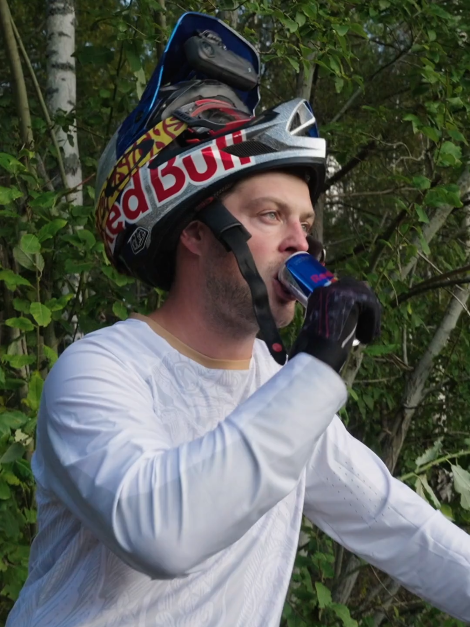 less than a second to line it up perfectly 🤯 🚲: @mattjonesmtb 📍: @redbulluk #redbull #givesyouwiiings #energydrink #bike #mtb