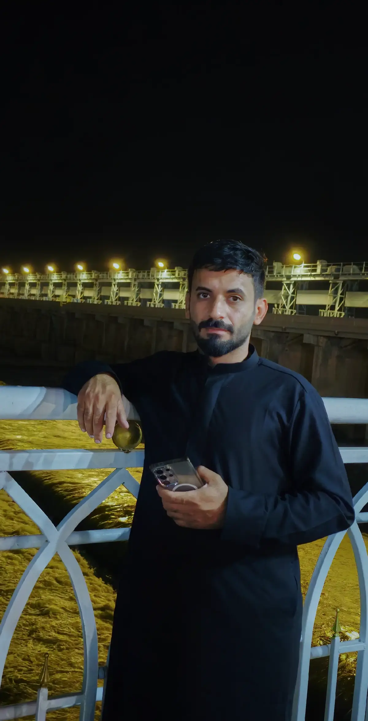 ‏يا غائبًا في شفافِ الرُّوحِ مسكنُهُ  ما غبّتَ عنِي وإنِ أودىَ بكَ القَدرُ أراكَ دومُاً أمامِي فِي مُخيلـتِي  وسّط الفُؤاد ودَمع العَين ينَهّمِرُ.