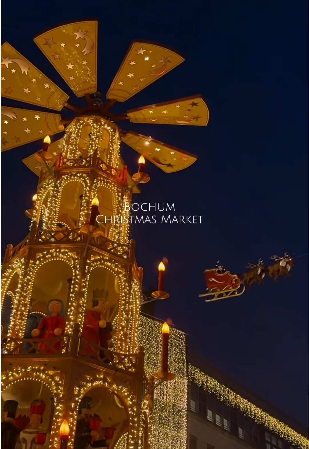 📍Bochum , Germany  🎅 Fliegender Weihnachtsmann in Bochum 2025 ! Vom 20. November bis 23. Dezember fliegt der Weihnachtsmann täglich um 17:00 & 19:00 Uhr über den Dr.-Ruer-Platz. Ein besonderes Highlight des Bochumer Weihnachtsmarkts – unbedingt besuchen! ✨ Flying Santa in Bochum 🎅 From Nov 20 to Dec 23, daily at 5:00 & 7:00 PM over Dr.-Ruer-Platz. A must-visit highlight of the Bochum Christmas Market! ✨ #bochum #weihnachtsmarkt #germanychristmas #christmasmarket #Weihnachten