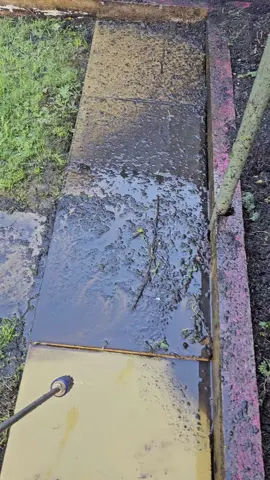 Satisfying patio jet washing 🤩💪🏻💦@skyVac #exteriorcleaning #pressurewashing #tiktokclean #foryoupage #satisfyingvideos 