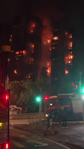 Khuya rồi nhưng ngọn lửa ấy vẫn chưa được dập tắt hoàn toàn 🙏 #hongkong #chaylon 