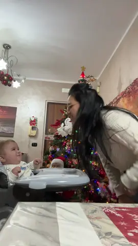 Quando le provo tutte per farlo stare nel seggiolone 😂😂❤️❤️