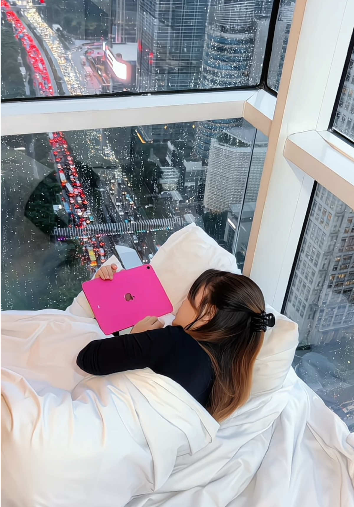 Tidur dengan view kemacetan Jakarta 😂 #harrisfxsudirman #jakarta 