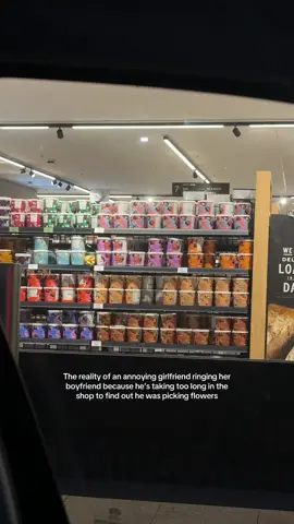 His interpretation of me LOL whilst I’m just appreciating the flowers 🤌🏼✨ #relationshipproblems #boyfriendsoftiktok #flowers #annoyinggirlfriend 