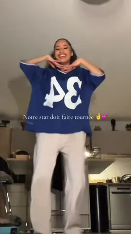 On en ne peut pas avoir de tournée sans elle , elle est faites pour la scène  On va t’emmener en tournée @léanengangue ❤️❤️#leanestaracademy #staracademy #fan #tournee #danse 