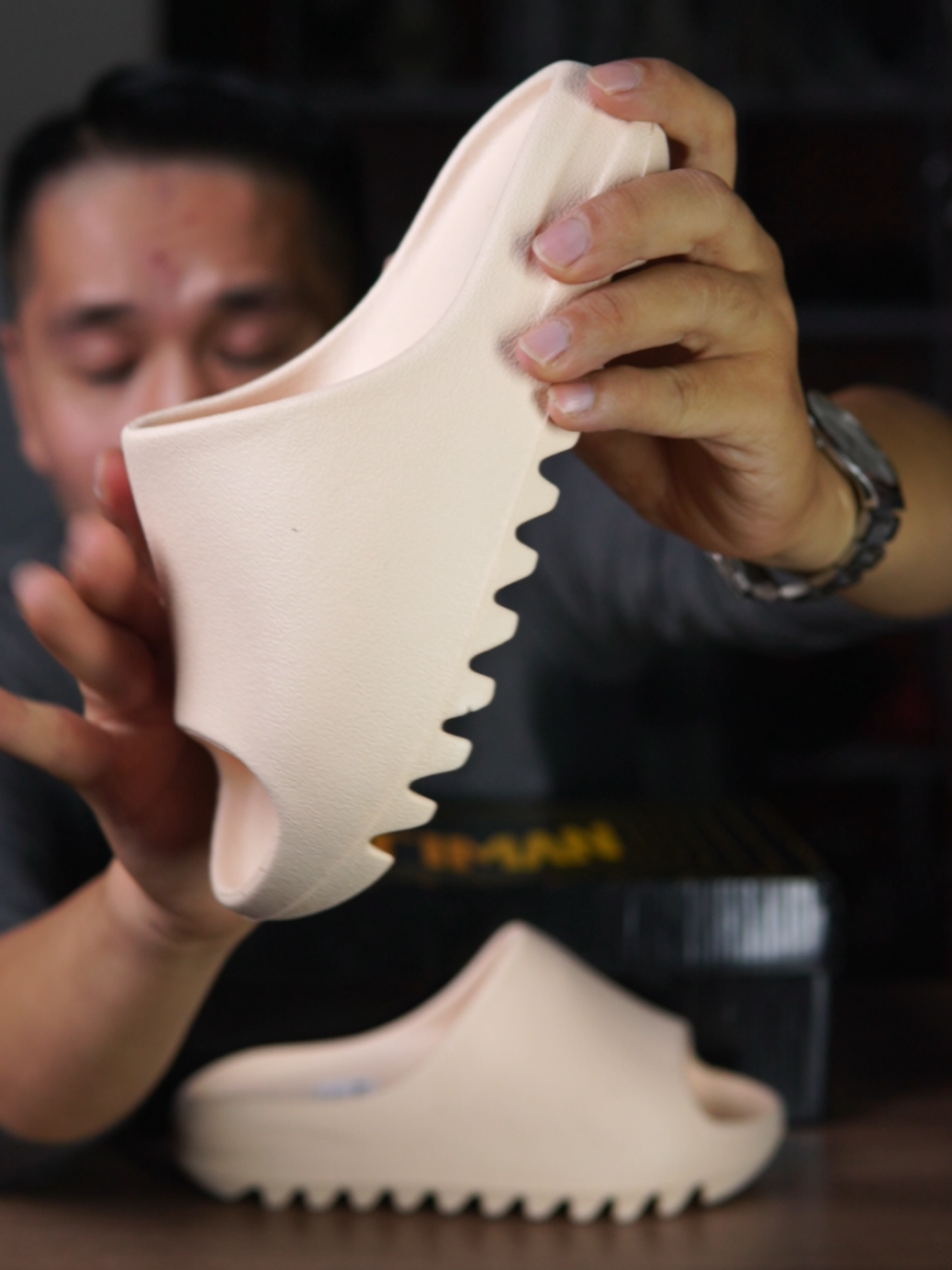 Đế răng cưa sâu bám đường cực mạnh, chất liệu EVA đúc nguyên khối êm nhẹ; đi làm, đi chơi, đi mưa đều chắc chân; màu kem – đủ size 36 đến 43 #haigiay #deprangcua #depbanhmi #depemchan #depchongtruot 