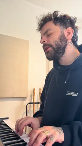 Senza troppi giri di parole, è appena uscito un pezzo direttamente dal cuore. si chiama “Storte” , se lo ascoltate e vi piace mi fate felice. ❤️ su tutte le piattaforme 