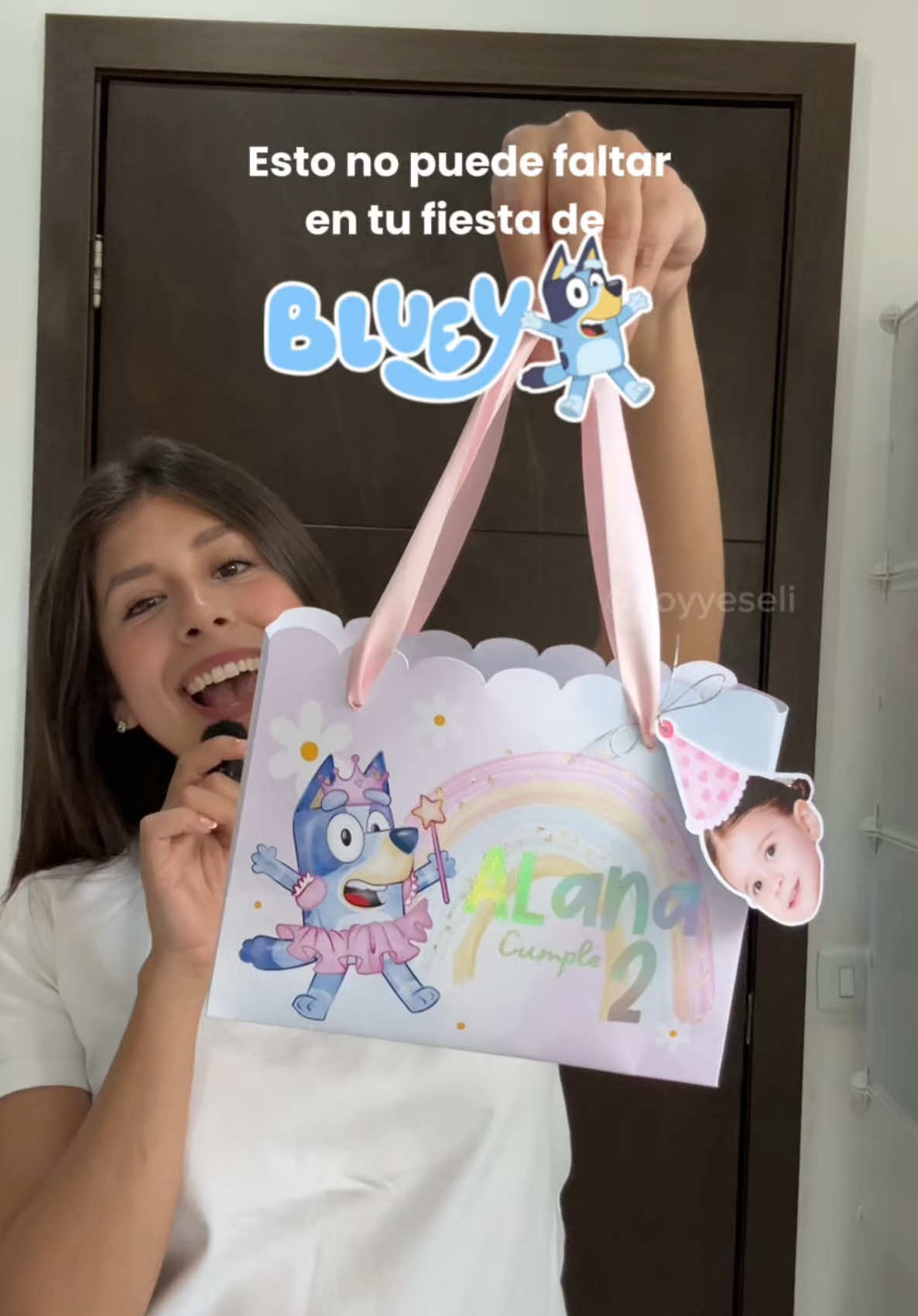Esto pusimos en las bolsitas de dulces de la fiesta de Alana 🩵 aunque tratamos de poner más mini dinámicas que dulces, es inevitable ya poner 🙈 espero les guste y les sirva! #bluey #fiesta #ideas #bolsitas 