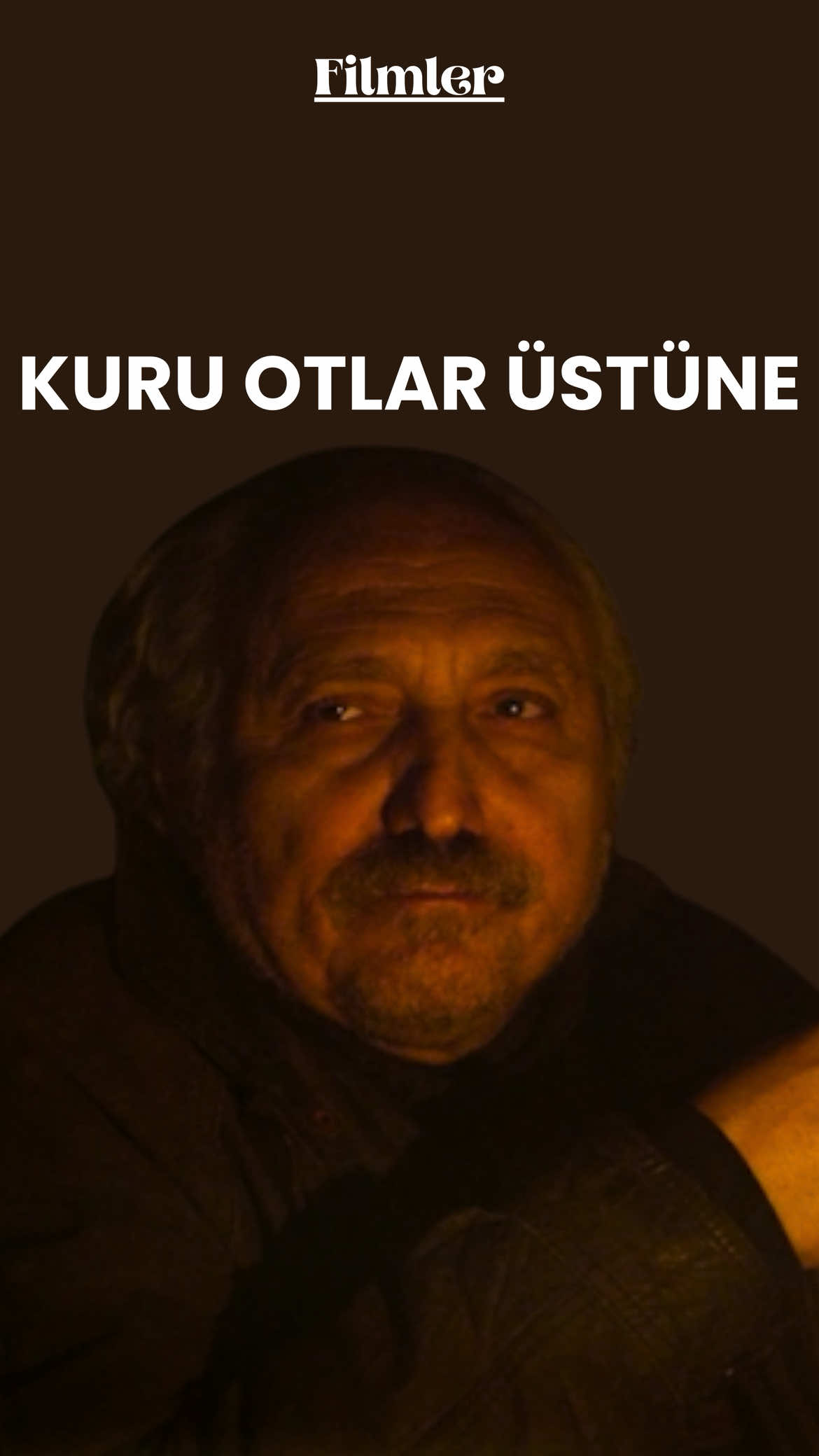 İnsanlar iyi ya da kötü değildir, çoğu zaman kendi çelişkilerinin farkında bile olmayan varlıklardır. Yaptığı iyilikle kötülük arasında bir sebep aramak boşunadır. İnsan, kimi zaman kendi davranışının bile mantığını kuramaz. Veterinerin köpeğini vuran adam da tam bunun örneğidir: İyiliği alır, karşılık olarak şiddeti üretir. Bir açıklaması yoktur, “insan olduğu için” yapar. Bir Zamanlar Anadolu'da filmindeki muhtar, Kış Uykusu’ndaki Hamdi, Ahlat Ağacı’ndaki piyangocu, yazar ya da imam… Nuri Bilge Ceylan'ın yıllardır kurduğu ve hepimizin hayranlıkla izlediği o tanıdık taşra insanları, Kuru Otlar Üstüne'de bir veteriner hekim olarak karşımıza çıkmıştı. Filmdeki meşhur yemek sahnesinden çok daha fazla dikkatimi çekmişti bu sahne. On saat sürse sıkılmadan oturup izlerdim. . . . . . #türkfilmi #türksineması #replikler #nuribilgeceylan #sahneler 