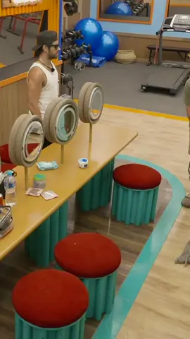 El dúo analiza si vale la pena jugar con más personas o quedarse solo ellos dos 🧐 🌾 Transmisión 24/7 en #DisneyPlus experiencia completa.