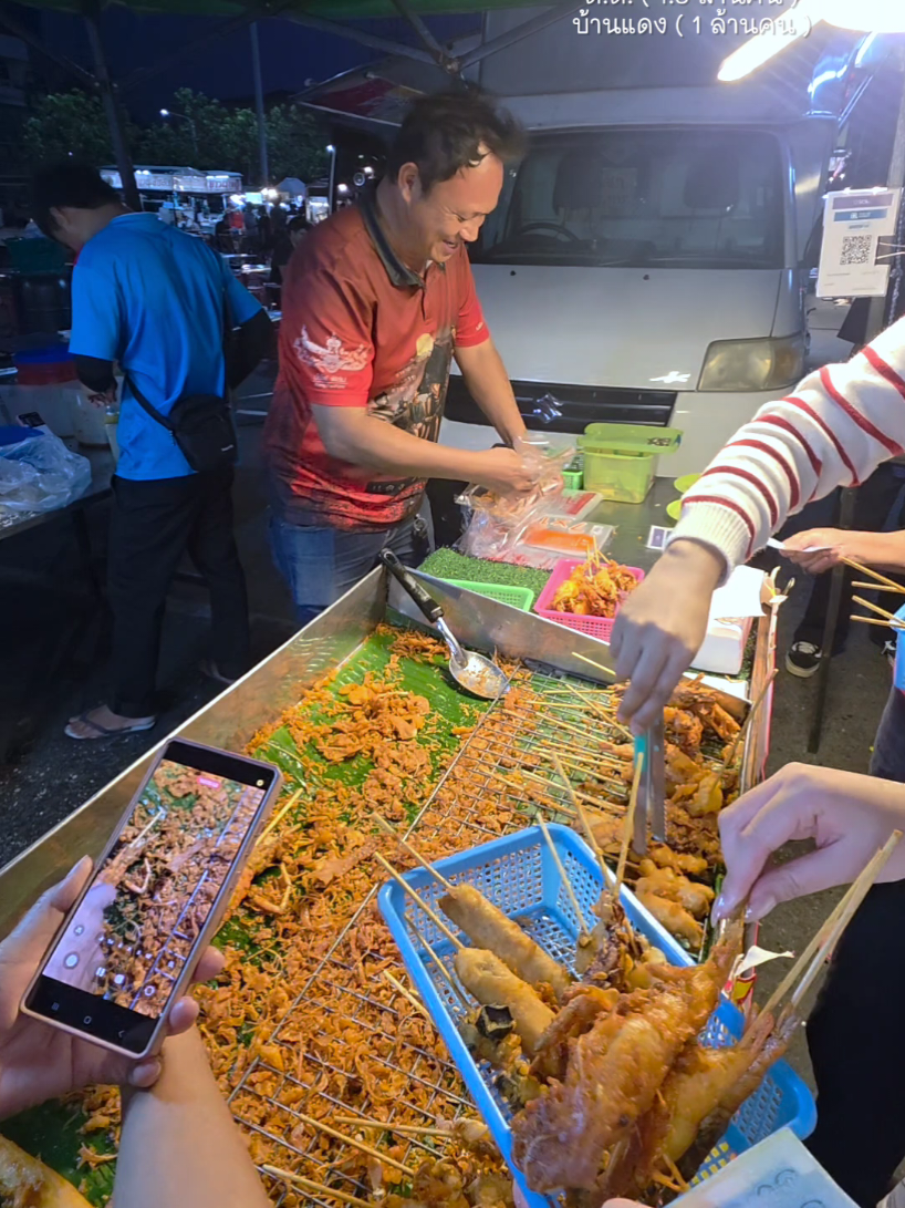 เพิ่งเปิดได้แค่สัปดาห์เดียว แต่ทำไมลูกรุม‼️ ทะเลชุบแป้งทอด 10บ. น้ำจิ้ม 2รสชาติโคตรเด็ด🔥 #ทะเลทอด #Streetfood #food  #ของกินชลบุรี ร้านทะเลทอด พี่หนุ่ม ที่ ตลาดโต้รุ่งหน้าศาล ชลบุรี อ.เมือง จ.ชลบุรี ทุกวัน 16.00-21.00น.