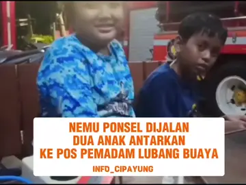 AKSI TERPUJI DUA ANAK MENYERAHKAN HP YANG DITEMUKAN DIJALAN KE POS DAMKAR LUBANG BUAYA JAKARTA TIMUR Dua anak kecil mendatangi pos pemadam lubang buaya untuk menyerahkan Sebuah Handphone yang di temukan di pinggir jalan di saat anak anak tersebut bermain bola. Rabu (26/11) di karenakan yang terlihat oleh mereka pos pemadam kebakaran lubang buaya maka anak tersebut berinisiatif membawa handphone yang di temukan nya tersebut ke pos pemadam kebakaran dan menyerahkan ke petugas jaga. setelah beberapa lama dari penyerahan handphone tersebut handphone berdering dan di angkat oleh kepala regu pos pemadam kebakaran lubang buaya dan di jelaskan ke pemilik bahwa handphone miliknya telah di temukan oleh 2 anak tersebut. pada akhirnya pemilik handphone tersebut datang ke pos lubang buaya dan handphone tersebut di serahkan kembali ke pemilik nya.  #lubangbuaya #jakartatimur #viral #fyp 