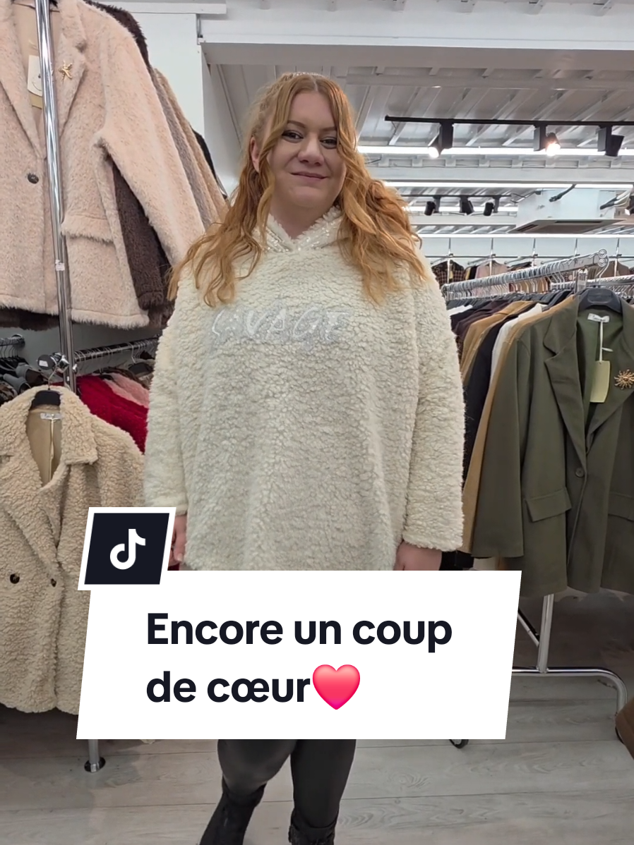 En pré-commande : cette pépite en moumoute bien chaude avec capuche en sequins. Taille Unique du 44 au 52/54 à 49,90€. Pré-commande en commentaire ou message privé jusqu'à jeudi 27/11 à 17h avec votre numéro de panier.  #curvyfashion #grandetaille #curvystyle #precommande #plussize 