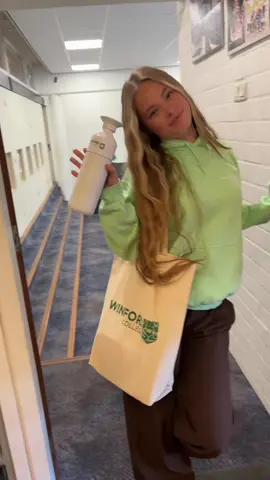 @Summerjoymariadesnooo Als je met deze outfit te laat komt, kunnen ze je natuurlijk niet op ongeoorloofd te laat zetten… #winford #winfordcollege #middelbareschool #basisschool #particulieronderwijs 