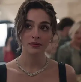 #cemrebaysel  شكلها هنا غير قَابل للتخطِي